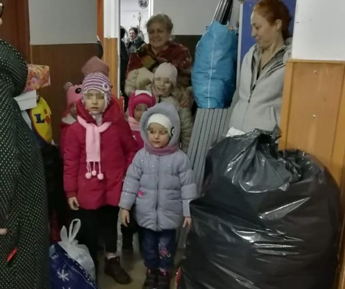 
    Copiii au primit cadouri de la Moş NicolaeFoto: arhivă personală  