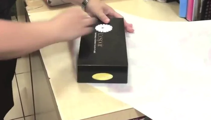 Învaţă cum să împachetezi cadourile acasăFoto Captură Youtube