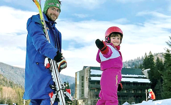 
    Copilaşii pot învăţa începând cu vârsta de  3 ani alunecarea. Am avut şi seniori care  la 80 de ani au venit să înveţe, spune  instructorul Andrei Pintenaru  