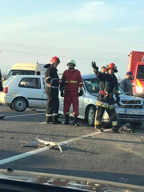 Două femei şi doi bărbaţi au fost grav răniţi şi vor vi transportaţi la spital