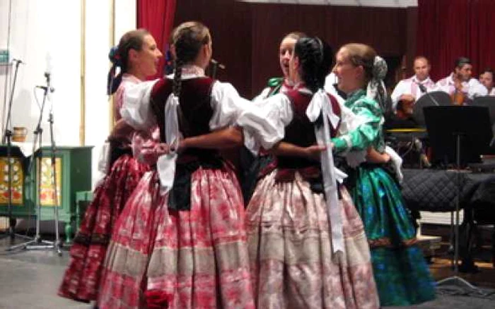 Oradea: Coregrafie de clasă la deschiderea stagiunii folclorice