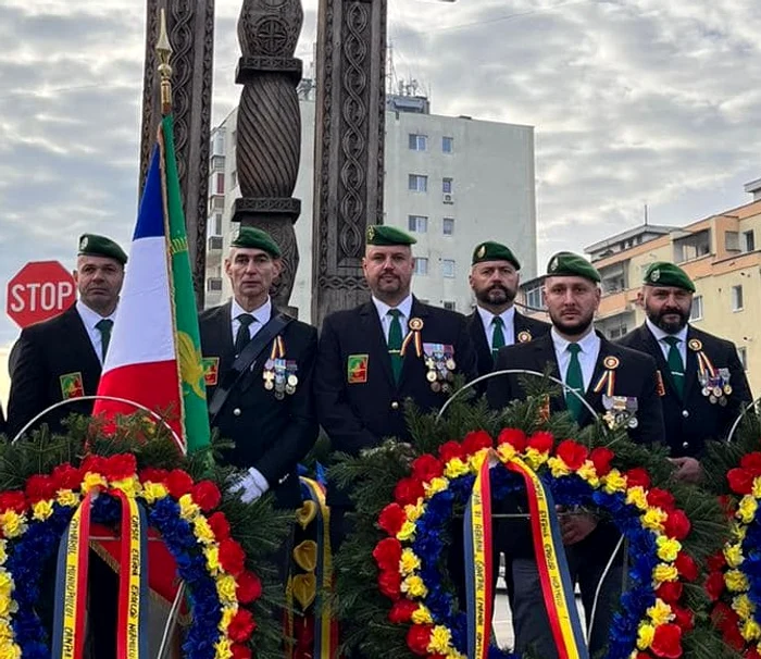 Bogdan Gârbovan (al treilea de la stânga la dreapta) cu colegii din ALEE România la Ziua Națională. 