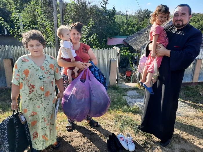 Părintele le oferă alimente, ghiozdane și rechizite familiilor nevoiașe FOTO arhiva personală