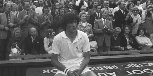 Ilie Năstase nu poate să creadă că tocmai a pierdut finala la Wimbledon contra americanului Stan Smith pe 10 iulie 1972 FOTO Guliver / Getty Images / Allsport / Hulton Archive