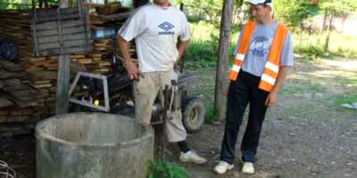 Până la sosirea pompierilor,  bărbatul a fost salvat de vecini
