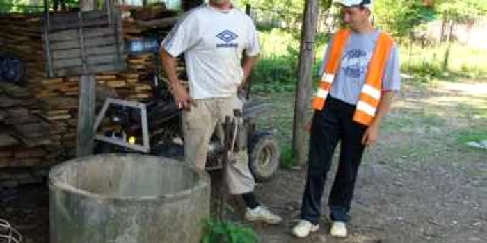 Până la sosirea pompierilor, bărbatul a fost salvat de vecini