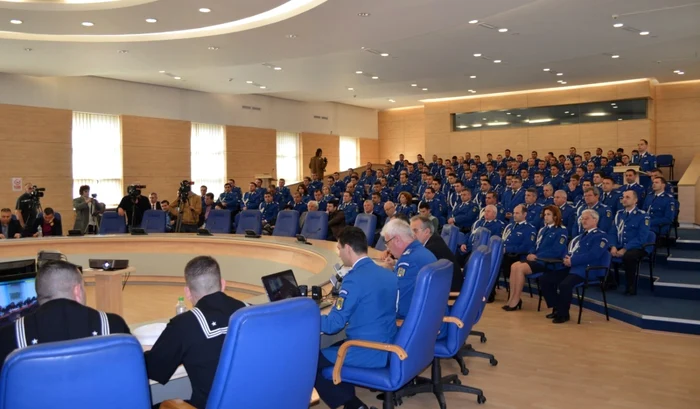 Jandarmii au fost sobri la şedinţa festivă, însă le-au explicat, nu mult mai târziu, cu răbdare şi cu zâmbetul pe buze copiilor care le este menirea FOTO IJJ Olt