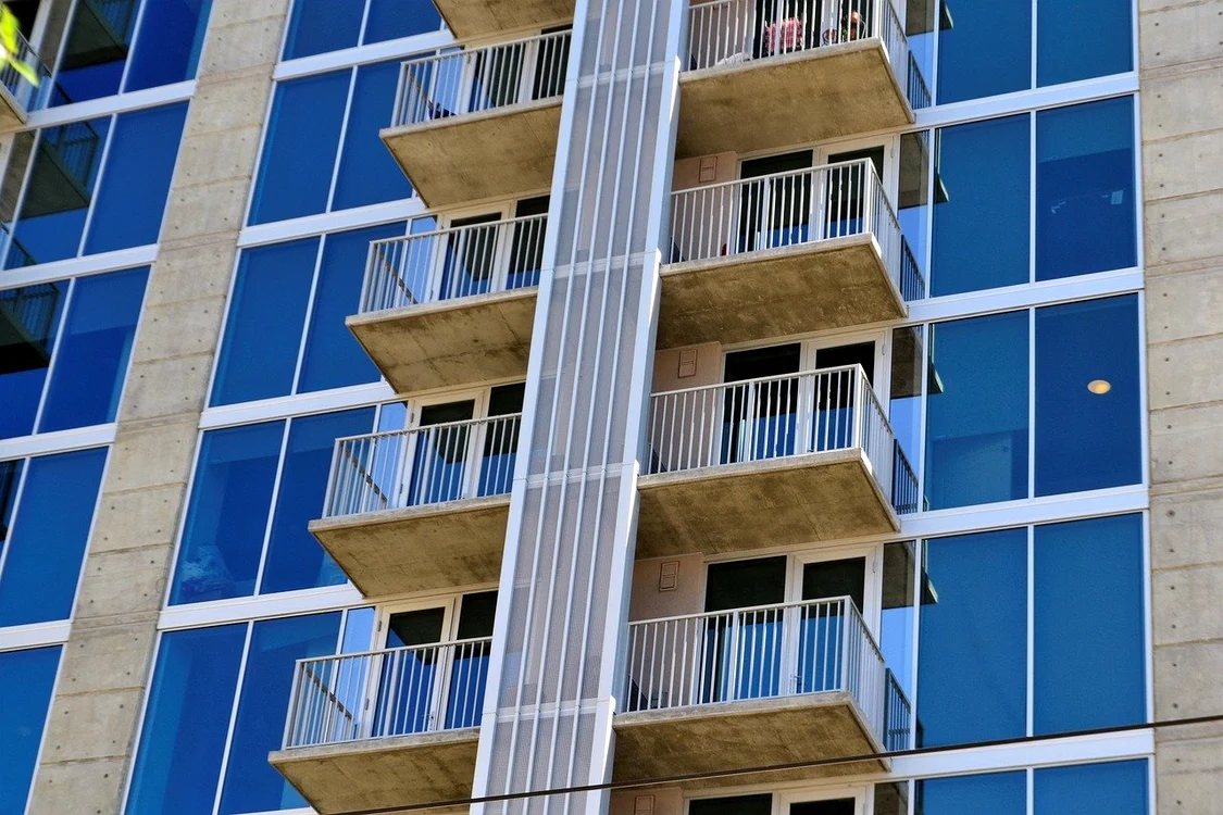 
    Vecinii au sunat la 112 după ce au văzut-o pe femeie fugind pe geamFoto: Pixabay  