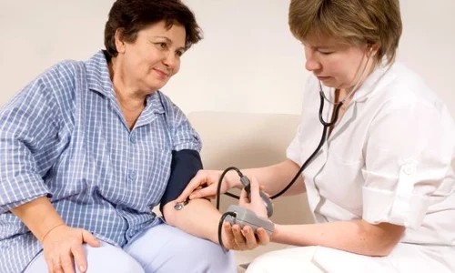 doctor medic femeie control medical tensiune 5 13 2008 1 36 41 pm jpeg