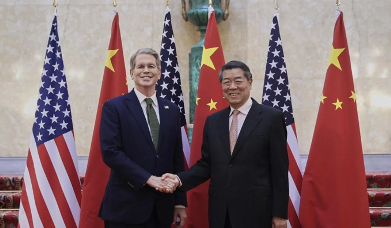 Secretarul Trezoreriei SUA, Scott Bessent, și vicepremierul chinez He Lifeng la Londra FOTO: X