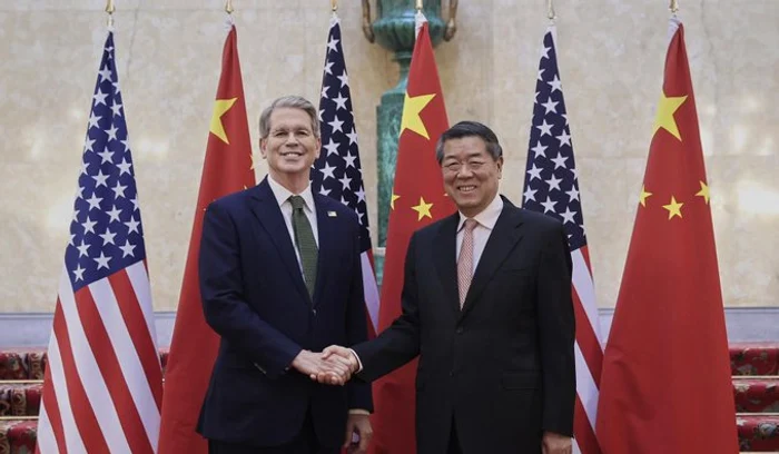 Secretarul Trezoreriei SUA, Scott Bessent, și vicepremierul chinez He Lifeng la Londra FOTO: X
