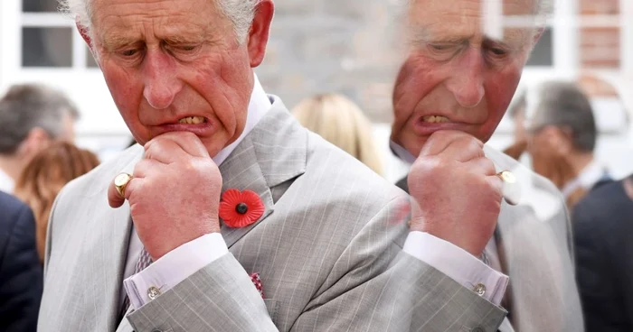 Prinţul Charles al Marii Britanii se reflectă într-o uşă în timp ce face turul cramei Seppeltsfield în valea Barossa Australia FOTO AP