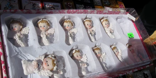  Iconiţele şi îngeraşii prevăzuţi cu magnet au fost atracţia târgului