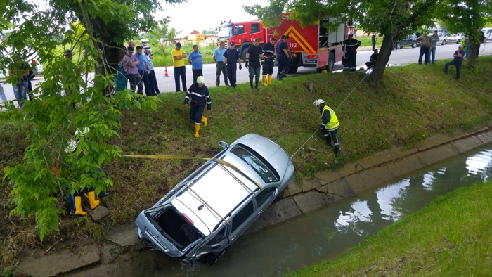 Pentru că debitul de apă era destul de mare, maşina a fost plutit mai bine de 30 de metri cu tot cu şoferul în ea