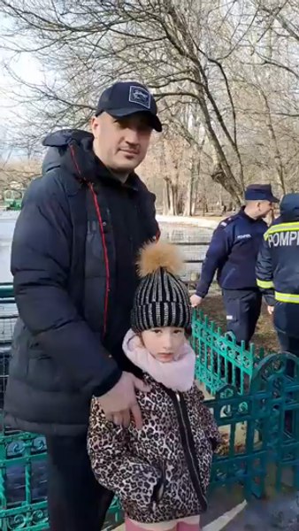 Un pescar care a căzut într-un lac din Caracal, salvat de la moarte de un pompier și un jandarm. „A fugit de lângă noi fără să spună ceva” VIDEO