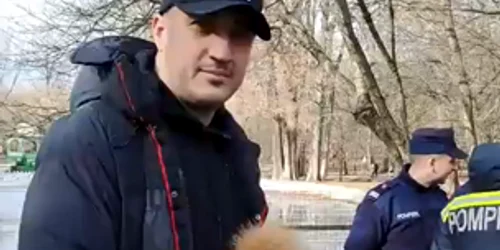 Un pompier a salvat un pescar căzut în lacul din parcul din Caracal mp4 thumbnail png