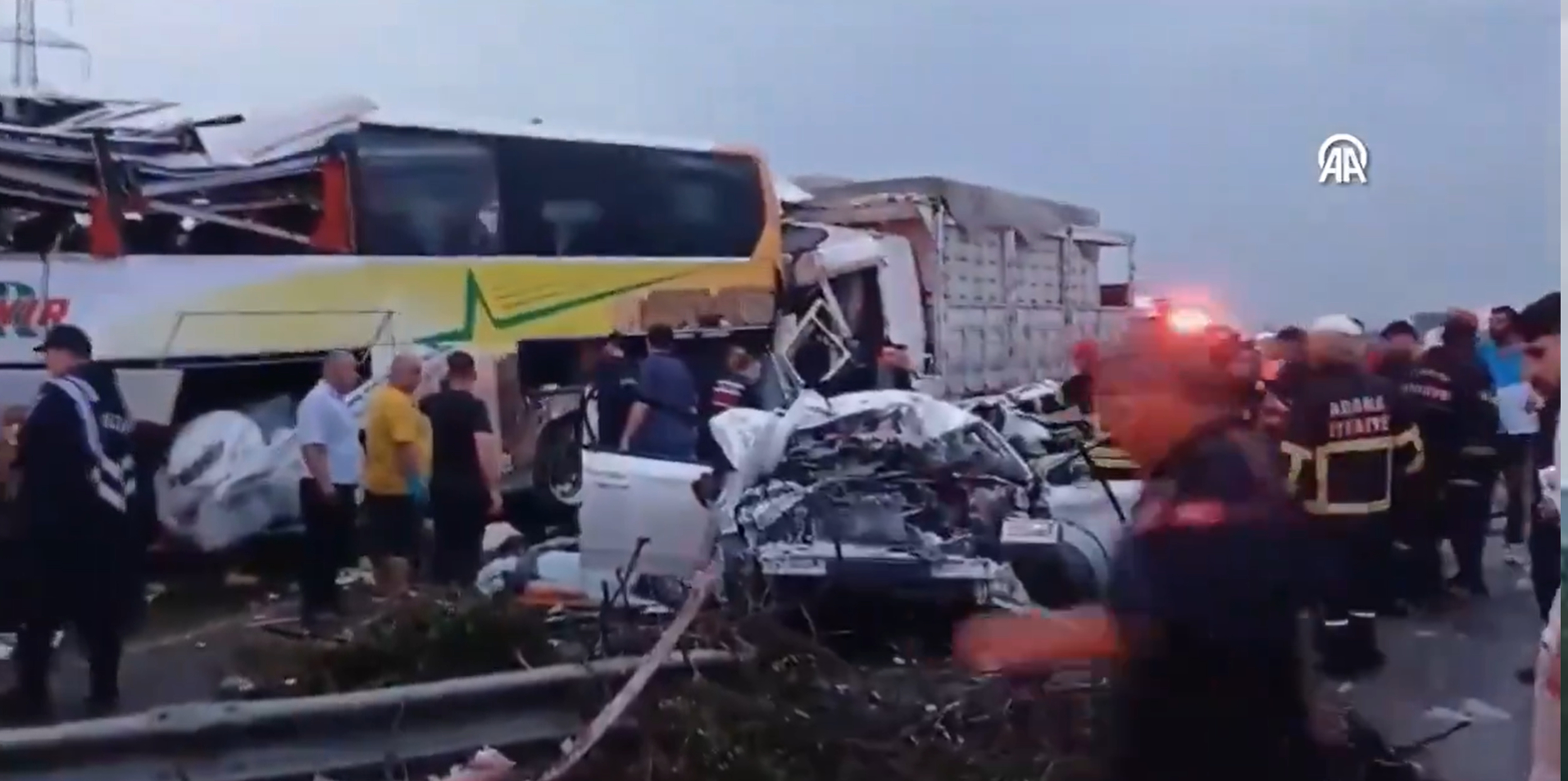 Autocarul a derapat pe carosabilul umed provocând un accident în lanț. Foto: captură video X