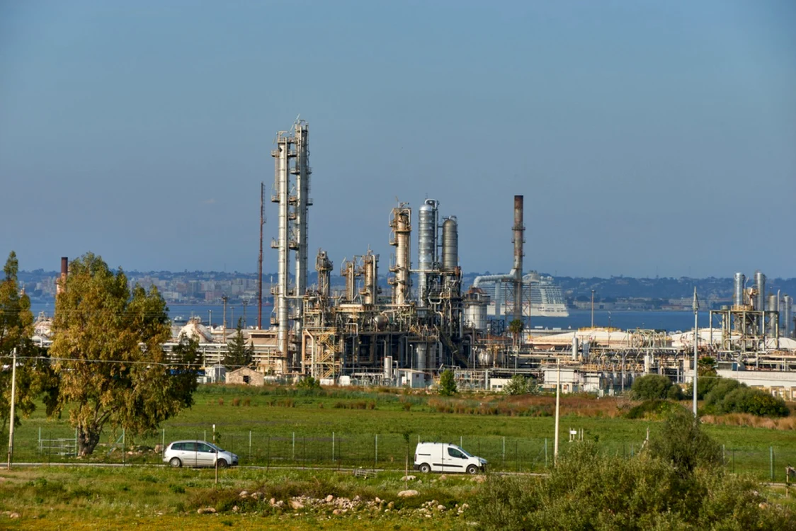 rafinarie sicilia shutterstock_1946981764