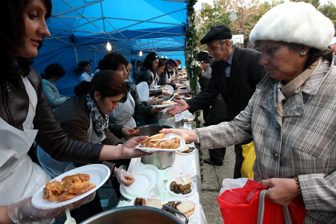 Credinciosi au fost serviti cu sarmalele la Masa Pelerinilor