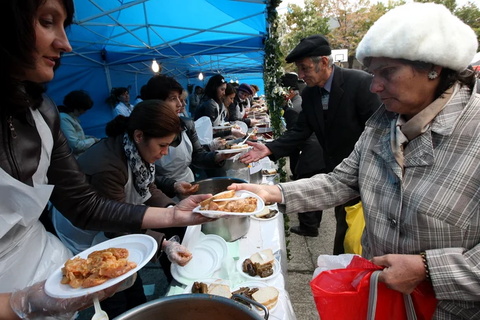 Credinciosi au fost serviti cu sarmalele la Masa Pelerinilor