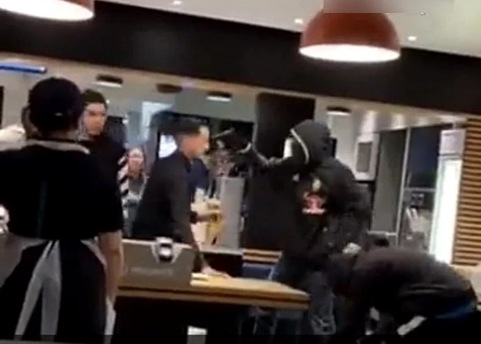 Cei doi hoţi în timpul jafului de la McDonald’s