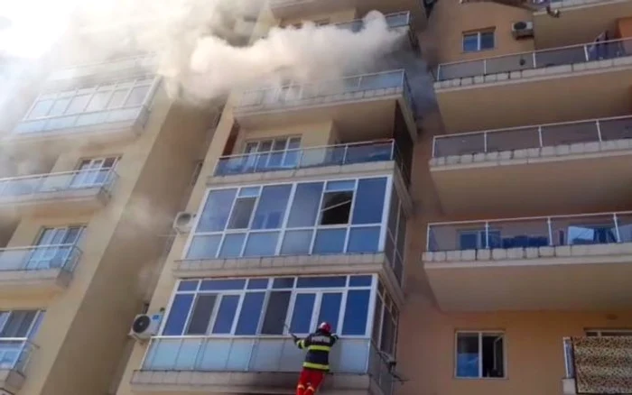 Incendiu puternic într-un bloc din Iaşi Sursă foto: Telem.ro