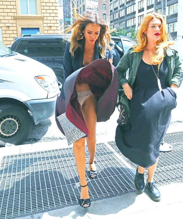 Jessica Alba (33 de ani)  s-a trezit cu poalele  în cap din cauza  vântului pervers  din New York