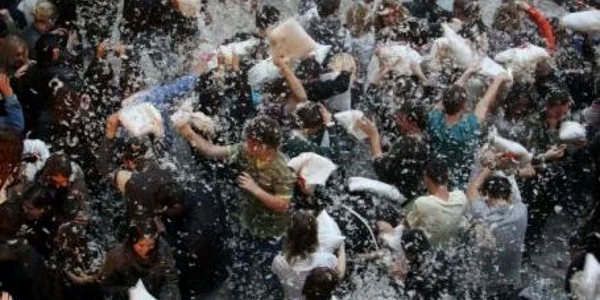 Bătaie cu perne la City Park Mall
