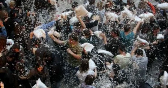 Bătaie cu perne la City Park Mall