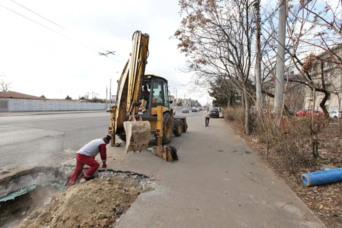 Se muncește ca pe vremea lui Pazvante: cu lopeți și utilaje vechi