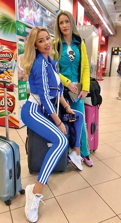 Bianca, alături  de sora ei, Oana 