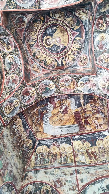 În pridvor, culorile de la finalul secolului al XVIII-lea încă strălucesc