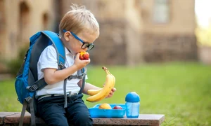 Copil care mananca fructe la scoala FOTO Shutterstock 