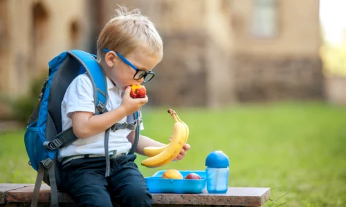 Copil care mananca fructe la scoala FOTO Shutterstock 