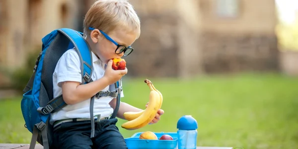 Copil care mananca fructe la scoala FOTO Shutterstock 