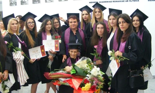 loredana jianu in mijlocul imaginii jos alaturi de colegi jpeg
