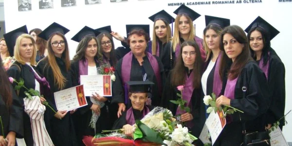 loredana jianu in mijlocul imaginii jos alaturi de colegi jpeg