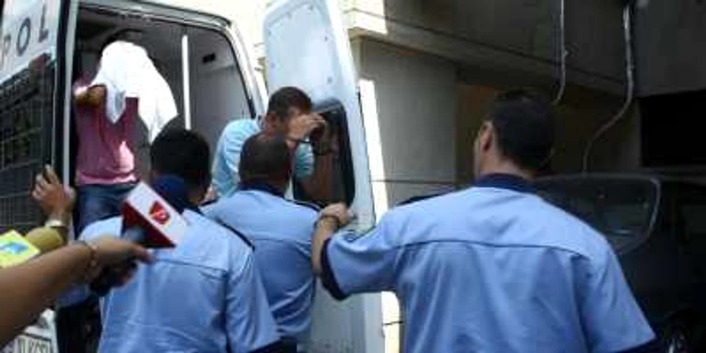 Cei doi angajaţi ai Penitenciarului sunt duşi la arestare