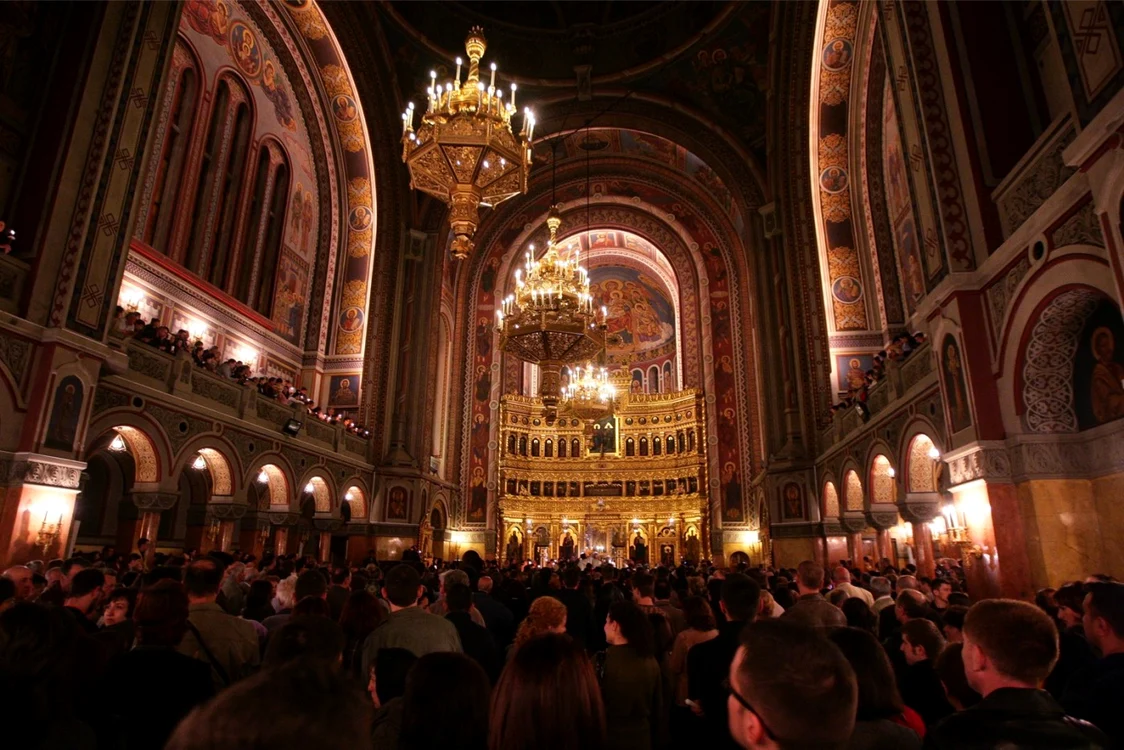 Singura alinare a românilor a rămas biserica şi sânul familiei FOTO Arhiva Adevărul