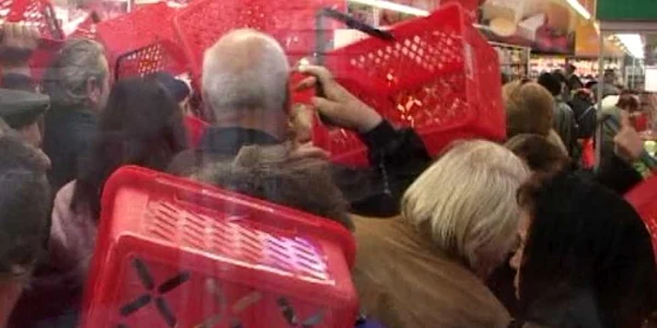 Coșurile au fost a doua țintă a clienților, după tichetele cu numere de ordine