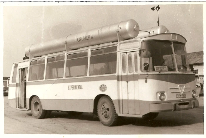 Autobuz din Epoca de Aur FOTO internet