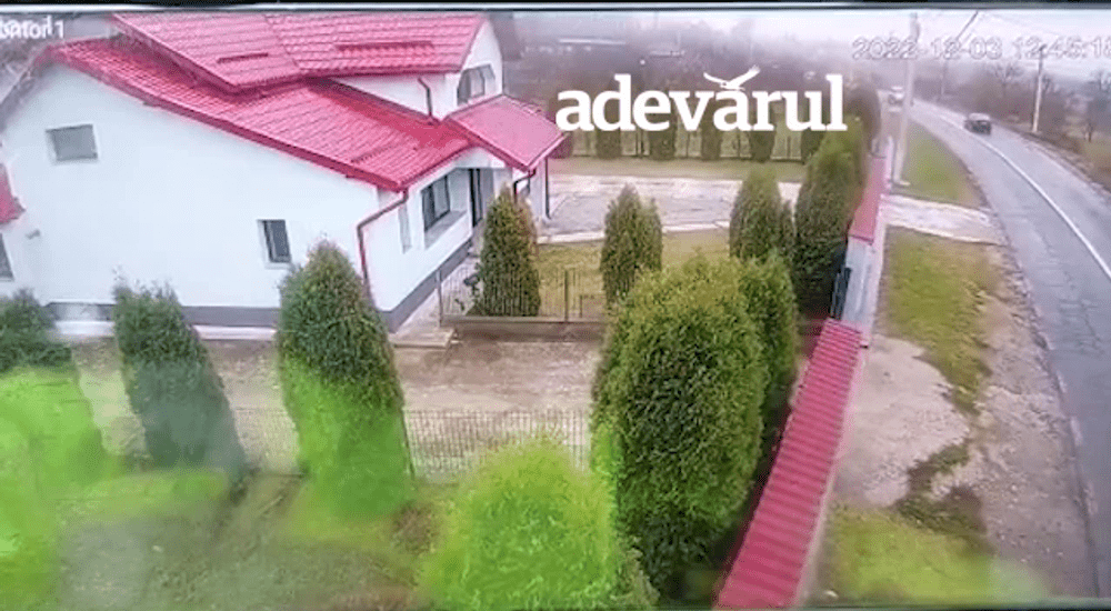 Accident grav în Dâmbovița. Un șofer pierde controlul și intră direct într-un gard VIDEO