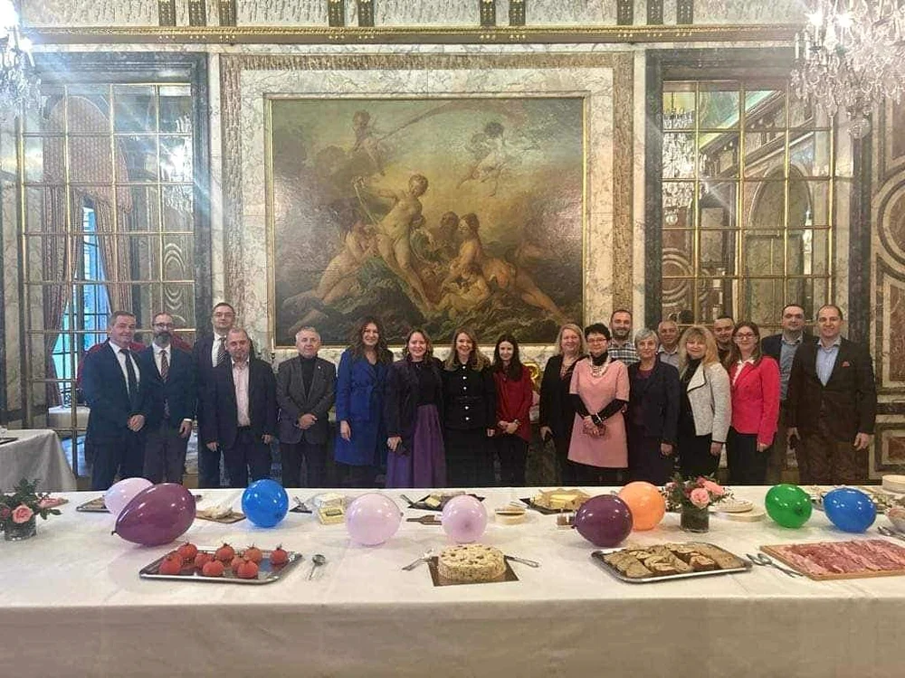 Recepție cu baloane în sediul Ambasadei României sursa foto FB Andra Mangu 