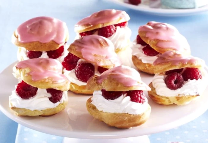 Un desert delicios, cu cremă şi zmeură!clickpoftabuna.ro