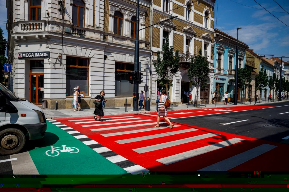 Combinaţia de culori roşu, alb şi verde îi deranjează pe unii cârcotaşi. FOTO: Primăria Cluj-Napoca.