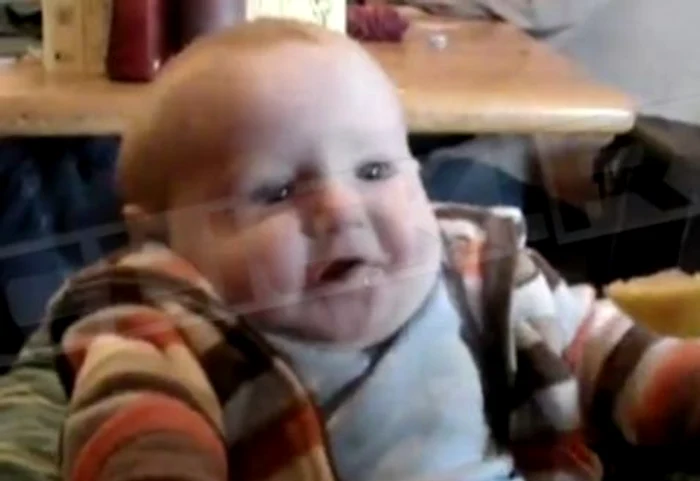 Băieţelul are o reacţie foarte amuzantă