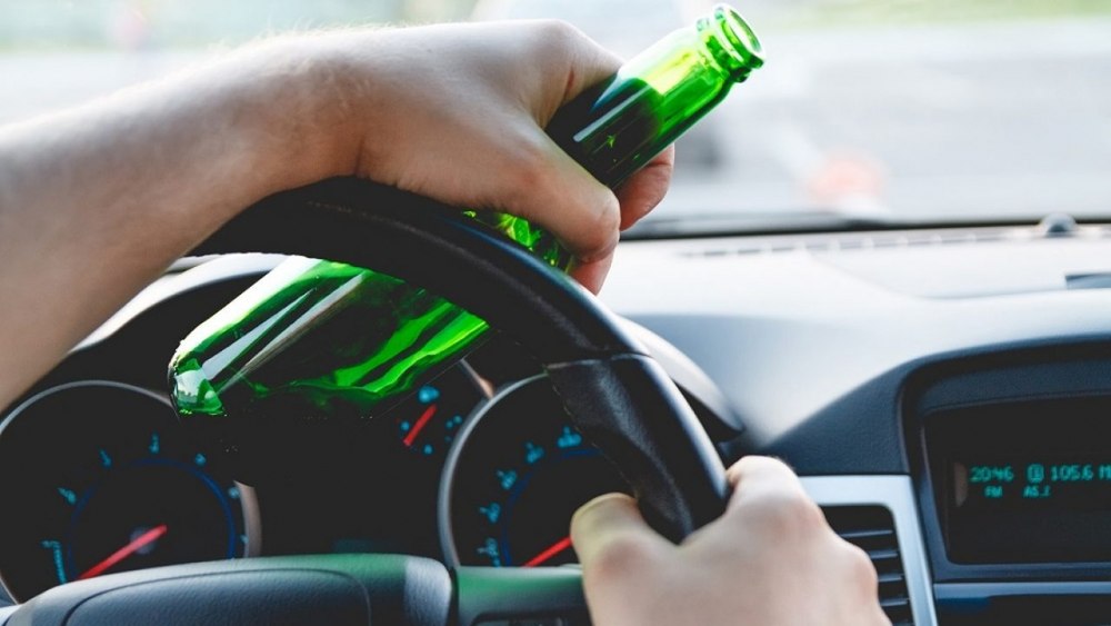 La volan fără permis, numere, certificat de înmatriculare, dar cu 1,10 mg/l alcool în aerul expirat