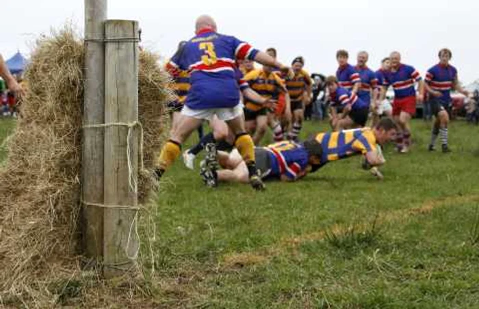 Suporterii scoţieni au jucat un meci de rugby cu neozeelandezii din Colac Bay * Foto: Reuters