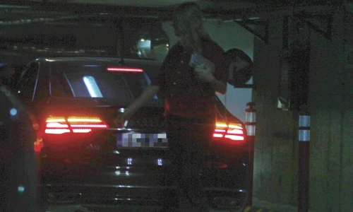 Valentina a luat după ea o geantă plic, în care îşi ţine obiectele personale jpeg