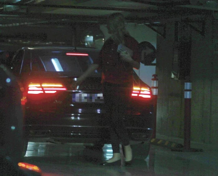 Valentina a luat după ea o geantă plic, în care îşi ţine obiectele personale